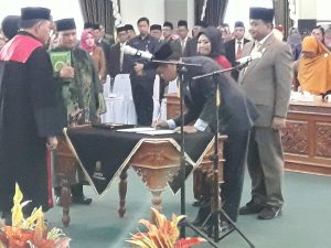 Hendra Jaya S.ip menandatangani Berita Acara Pelantikan Pimpinan DPRD Tanjungpinang Periode 2019-2020 disaksikan Ketua Pengadilan Negeri