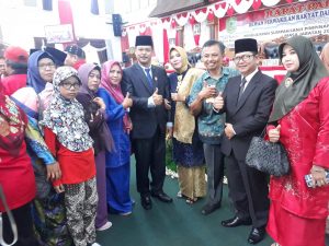 Hendra Jaya S.ip bersama istri poto bersama dengan tamu undangan lainnya