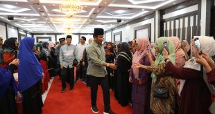 Ibu Ibu Majelis Taklim Antusias Sambut Rudi f.tim hmr